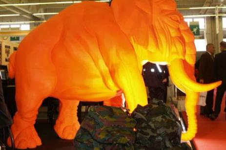 Un énorme éléphant orange rétroéclairé trônaît dans l'une des travées de Milipol 2007.